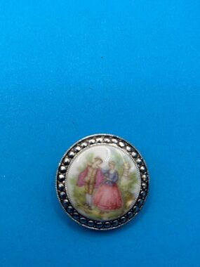 Courting Couple Scarf Clip